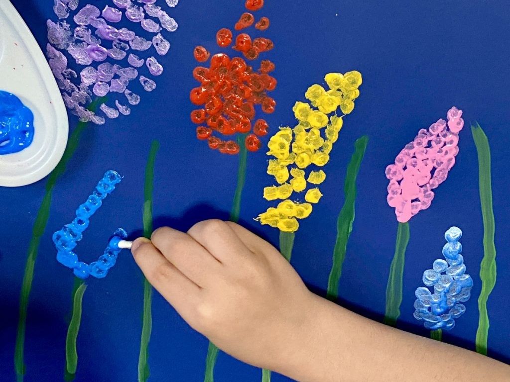 Dipingere fiori con i cotton fioc: attività creative per i bimbi